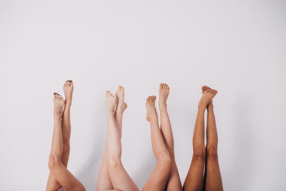 gambe gonfie: cause e soluzioni